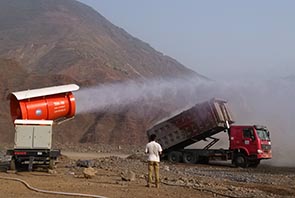 移動(dòng)式噴霧機(jī)在四川金沙江施工現(xiàn)場(chǎng)作業(yè)